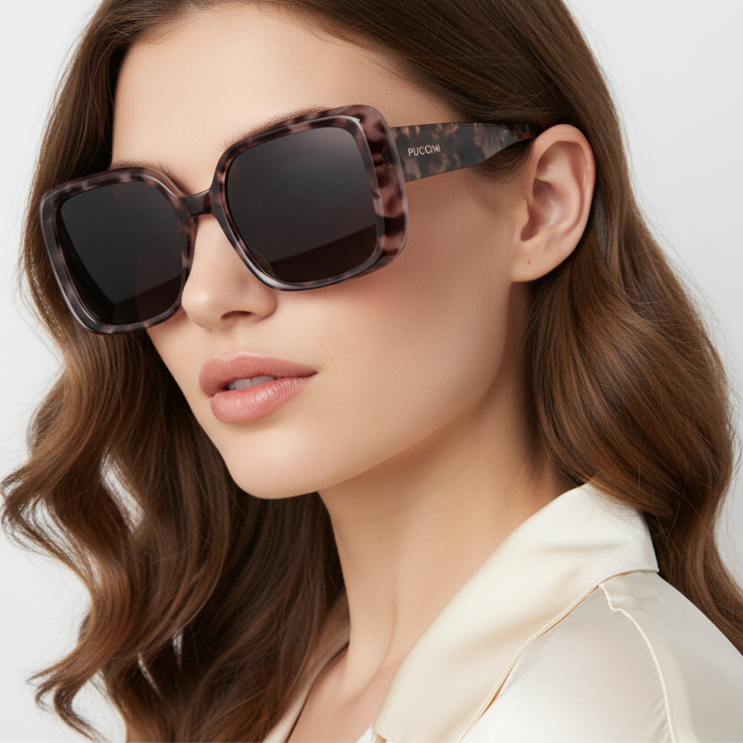 Mujer estilosa usando lentes de sol PUCCINI PG027 C5 carey café rosado oversized cuadrado